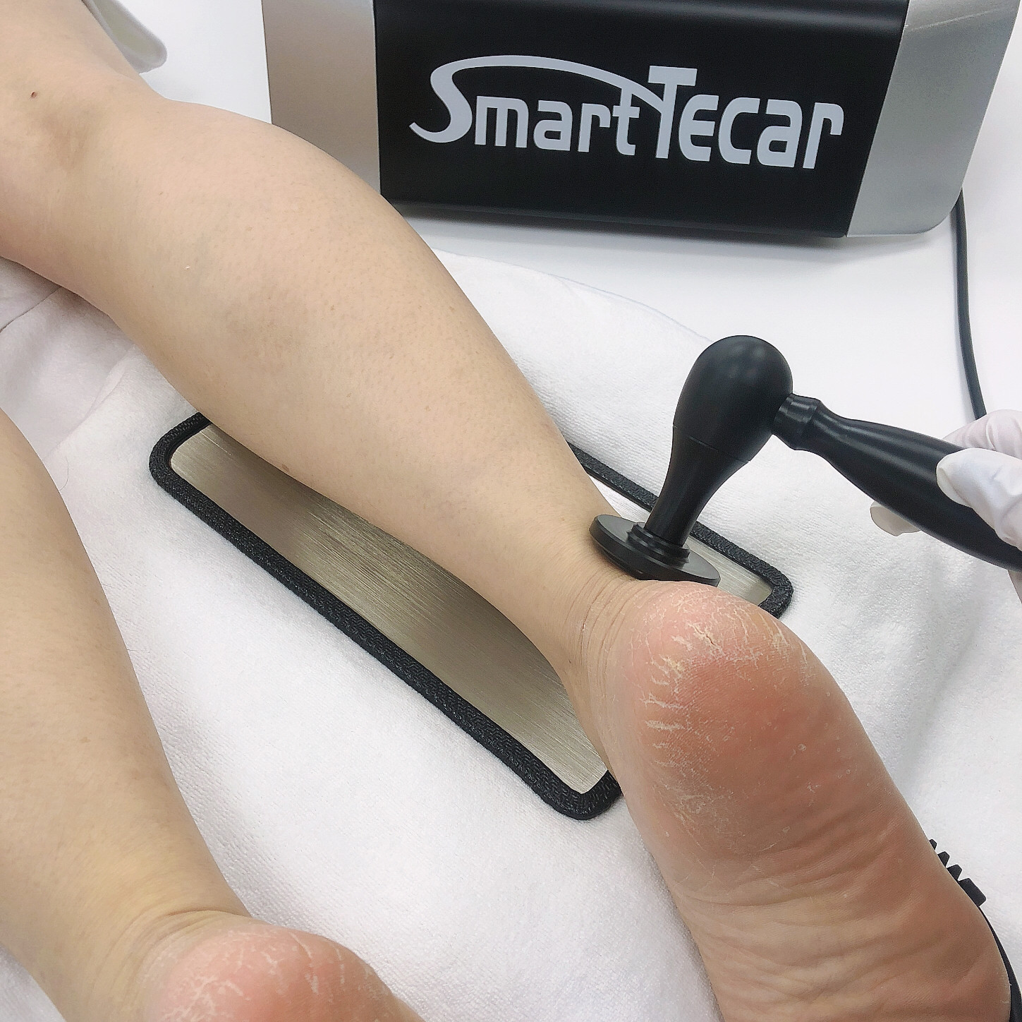 Soft Tissues 10.4'' Tecar Therapy Diathermy Machine For Pain Relief 300KHZ 448LMZ